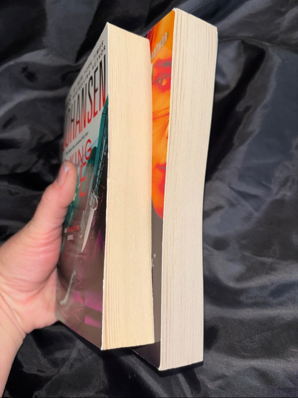 2 Book Bundle by Iris Johansen💀📚 - Picture 4 of 6